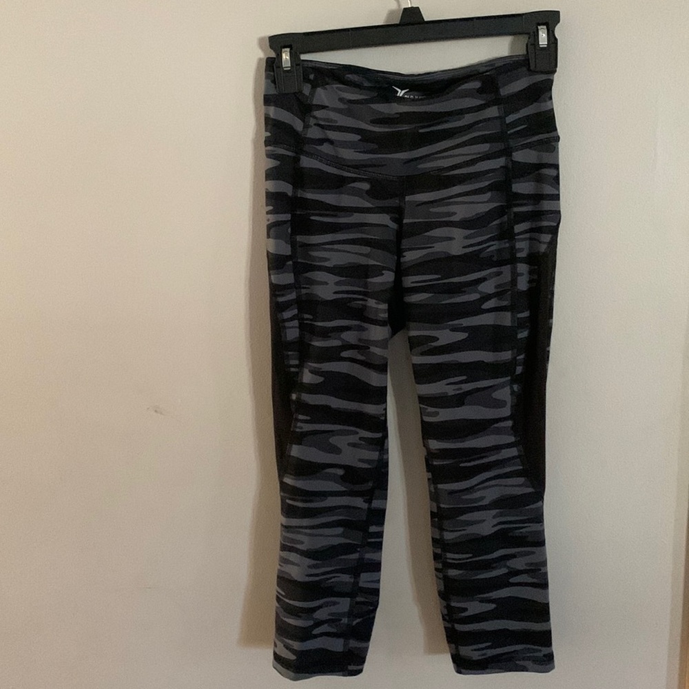 Old Navy Woman’s active capri leggings Size Petite Small